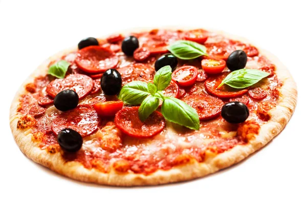 Pizza al salame piccante con ingredienti freschi — Foto Stock