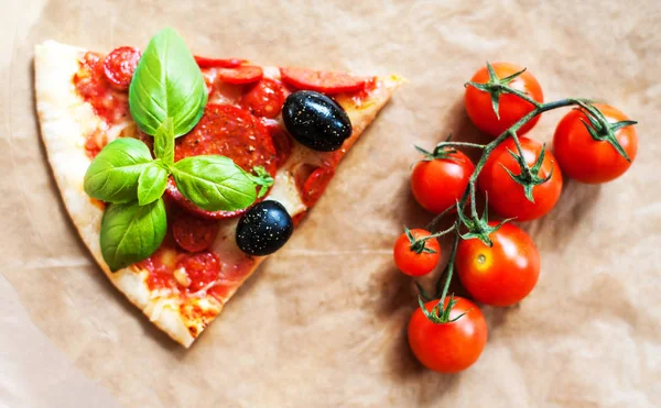 Segment van de pizza Pepperoni met verse tomaten — Stockfoto