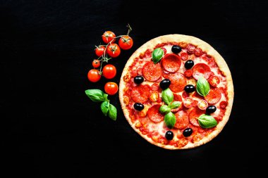 Et Pizza salam, sucuk ve pastırma ile 