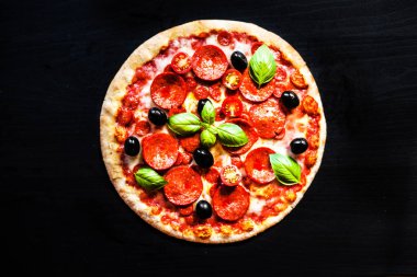 Et Pizza salam, sucuk ve pastırma ile