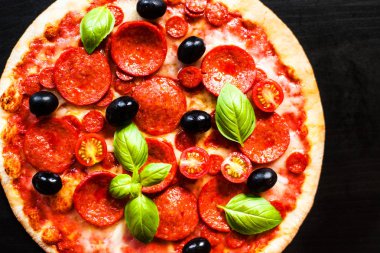 Et Pizza salam, sucuk ve pastırma ile 