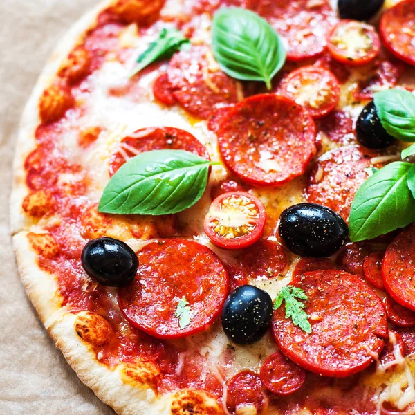 Pizza al salame piccante con ingredienti freschi — Foto Stock