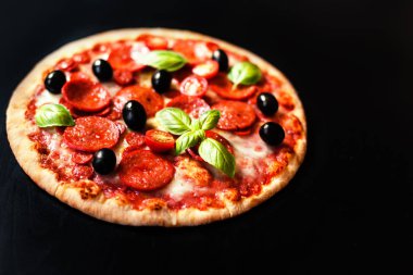 Pizza biberli salam, sucuk ve pastırma ile 