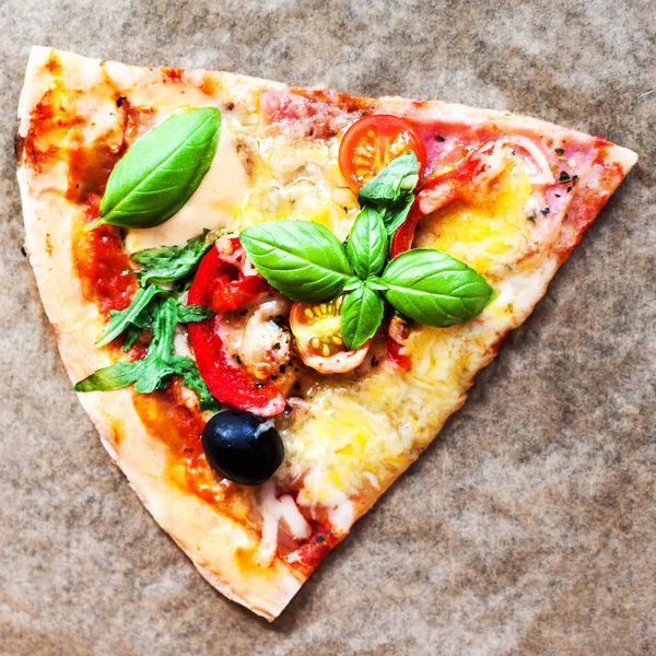 Pizza Margherita con albahaca fresca . —  Fotos de Stock