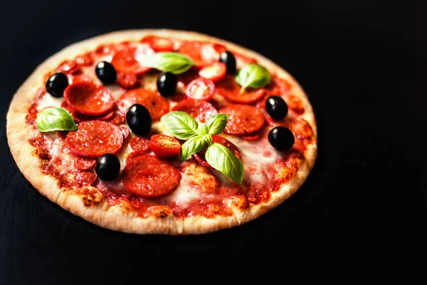 Pizza pepperoni con jamón, pepperoni y tocino —  Fotos de Stock