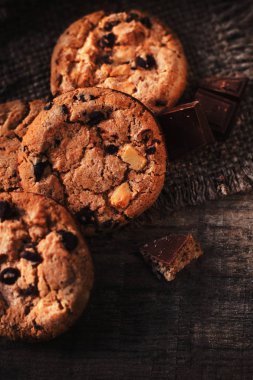 Çikolata parçacıklı kurabiye.