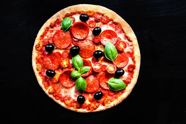 Pizza Clásica con Salchicha de Pepperoni — Foto de Stock