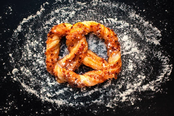 Pastelería fresca con harina —  Fotos de Stock