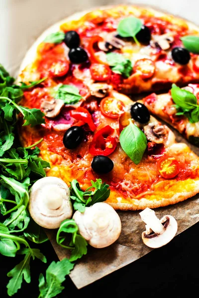 Pizza Clásica con Salchicha de Pepperoni — Foto de Stock
