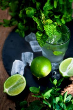 Limonlu ve naneli mojito kokteyli.