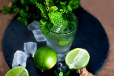 Limonlu ve naneli mojito kokteyli.