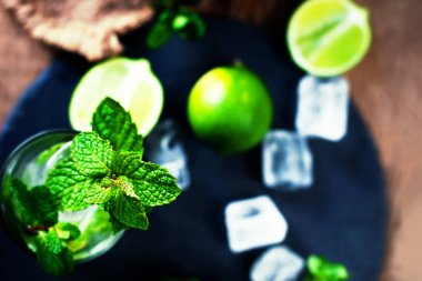 Limonlu ve naneli mojito kokteyli.