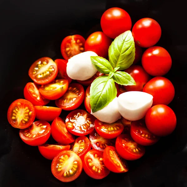 Čerstvých rajčat, bazalky, mozarella sýr — Stock fotografie