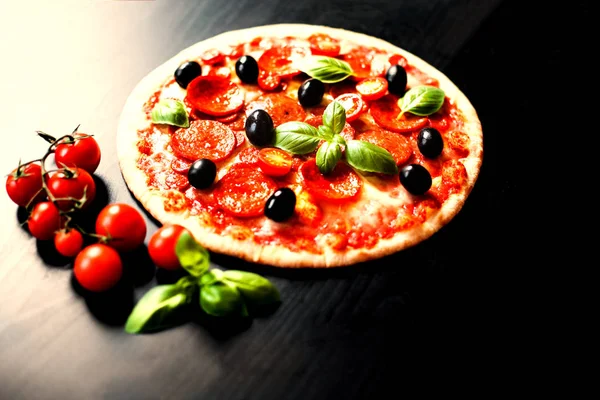 Pizza recém-assada com Pepperoni — Fotografia de Stock
