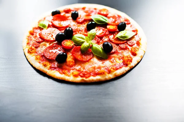 Pizza recién horneada con salchicha de pepperoni —  Fotos de Stock