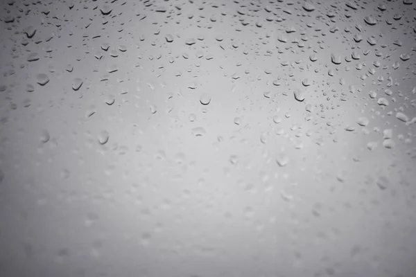 Gouttes de pluie sur verre de fenêtre — Photo