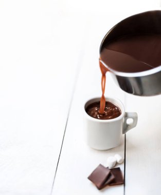 Sıcak çikolata bir pot üzerinden akan 