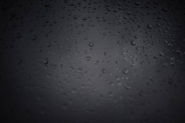 Pencere camına yağmur damlaları