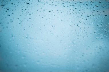 Pencere camına yağmur damlaları