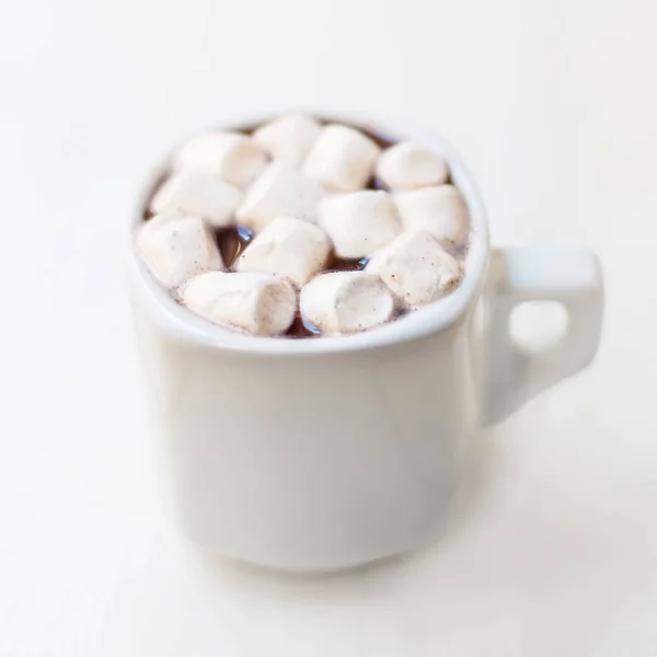 Taza de chocolate caliente con malvavisco — Foto de Stock