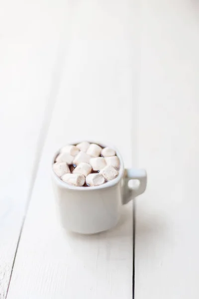 Horká čokoláda hrnek s marshmallow — Stock fotografie