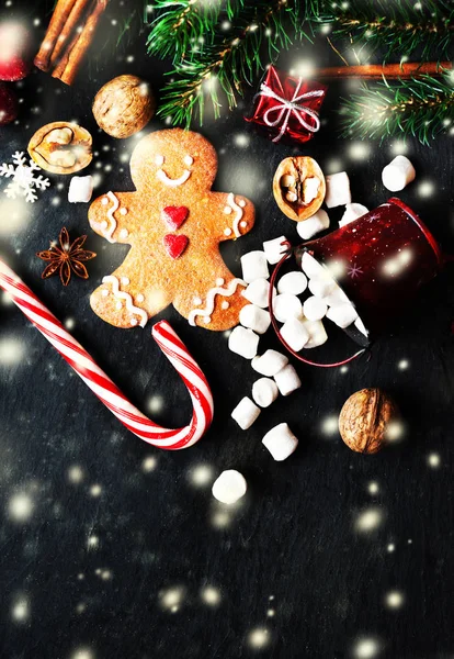 Weihnachtskomposition mit Lebkuchenmännchen — Stockfoto