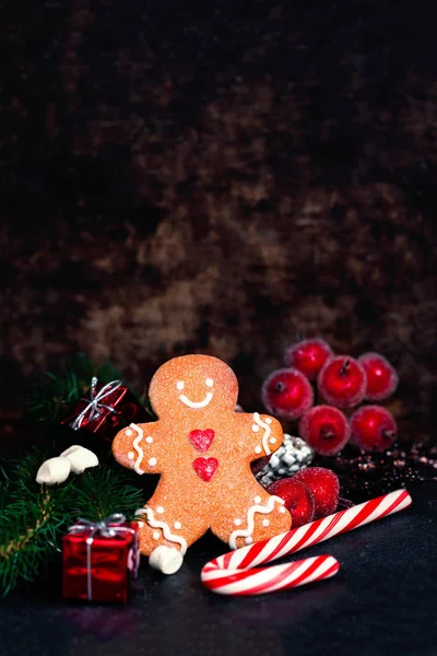 Composición navideña con galleta Gingerman — Foto de Stock