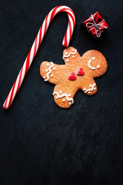 ジンジャーブレッド人のクッキーとクリスマス組成 — ストック写真