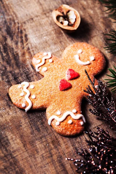 Рождественская композиция с пряничным человеческим печеньем — стоковое фото