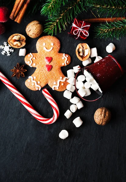 Composición navideña con galleta Gingerman —  Fotos de Stock