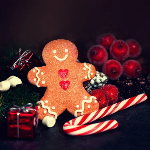 Composición navideña con galleta Gingerman — Foto de Stock