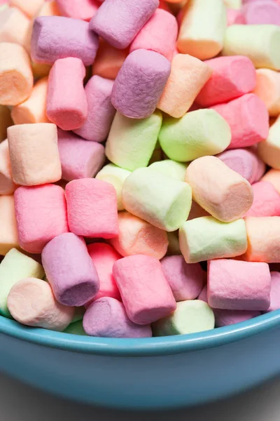 Colorful marshmallows in a blue bowl — Stock Photo, Image