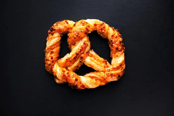 Delicioso pretzel bávaro fresco — Fotografia de Stock