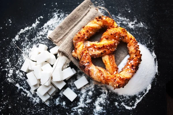 Doce pretzel e açúcar — Fotografia de Stock
