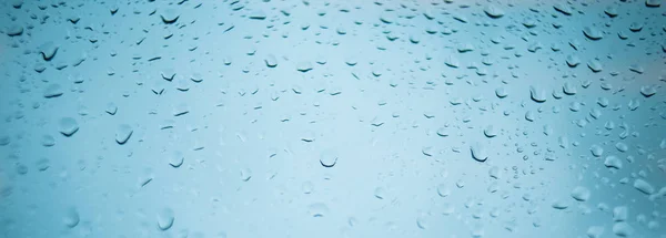蓝色玻璃背景下的雨滴 雨滴的自然模式 雨在城市 水在开阔 — 图库照片