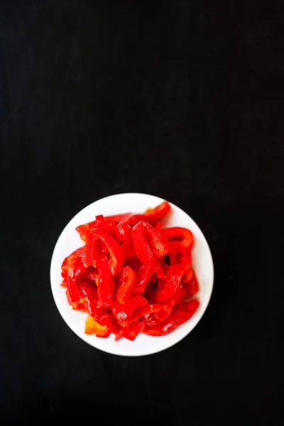 罐装蔬菜 在深色背景的盘子上放上红辣椒 复制空间 红辣椒脯 — 图库照片