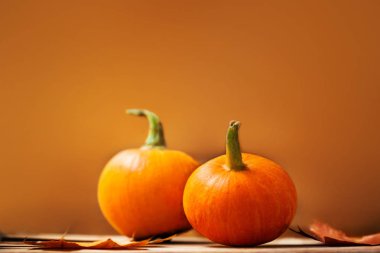 ahşap masa üzerinde turuncu kabak