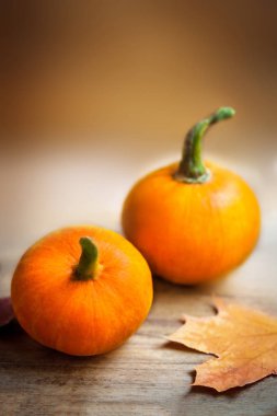ahşap masa üzerinde turuncu kabak