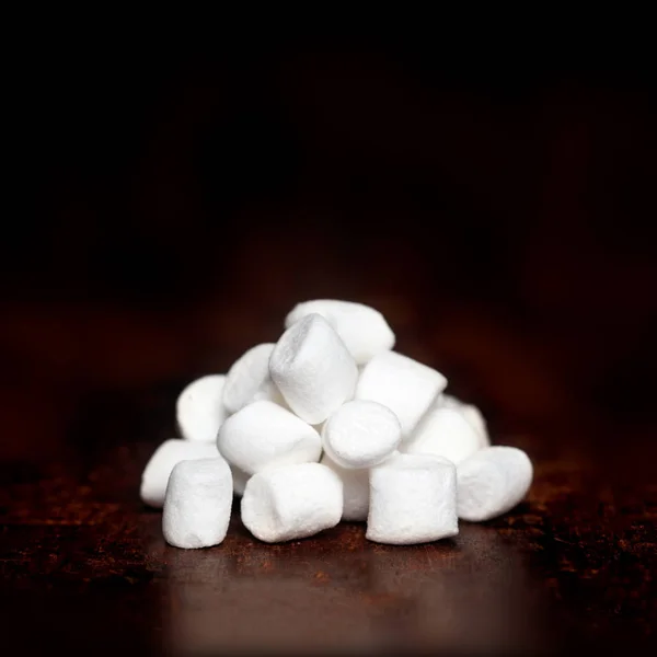 Μικρά άσπρα marshmallows που — Φωτογραφία Αρχείου