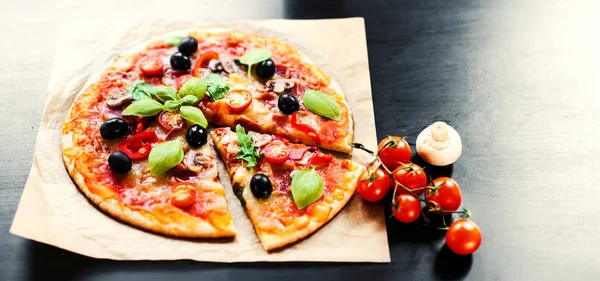 स्वादिष्ट इटालियन पिझ्झा — स्टॉक फोटो, इमेज