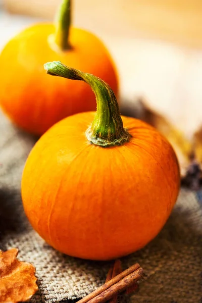 Calabaza naranja sobre mesa de madera — Foto de Stock