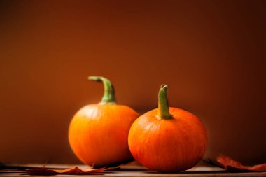 ahşap masa üzerinde turuncu kabak