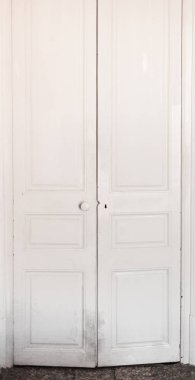 Beyaz eski klasik kapı. Antika kirli kapı kapalı bir odada