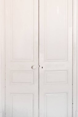 Beyaz eski klasik kapı. Antika kirli kapı kapalı bir odada