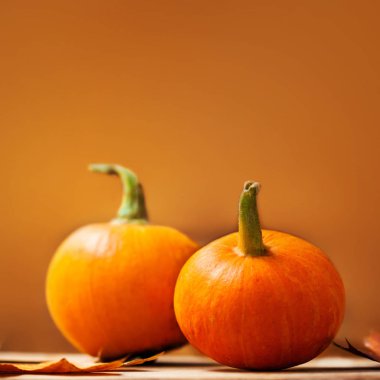 ahşap masa üzerinde turuncu kabak