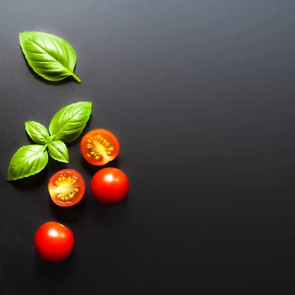 オーガニック ベジタリアン食材 新鮮な野菜とハーブ暗いチョーク ボード背景の上 チェリー トマトとバジルの葉 健康食品ダイエット栄養の概念 — ストック写真