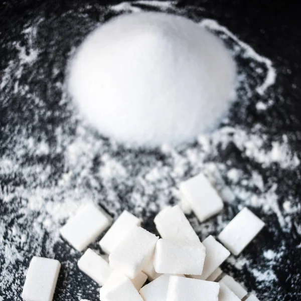 不健康な食品のコンセプト 砂糖と黒の背景上に小麦粉 食品中の糖の危険な高額 炭水化物源 トップを争う — ストック写真