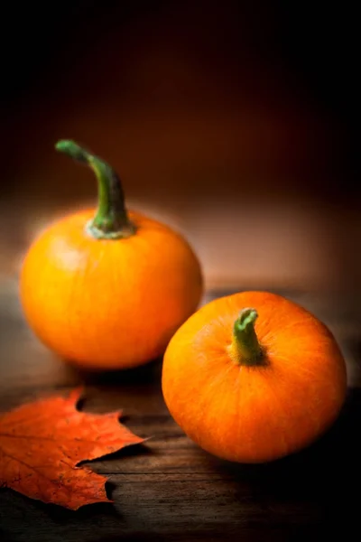 Zucche arancioni sul tavolo — Foto Stock