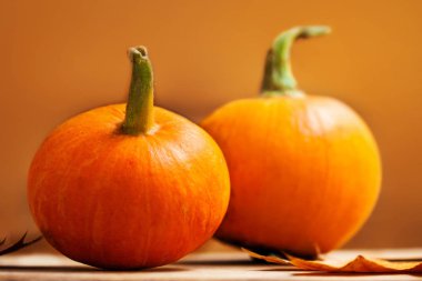 ahşap masa üzerinde turuncu kabak