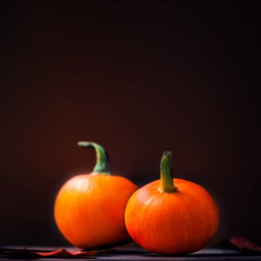 Tablo üzerinde turuncu kabak